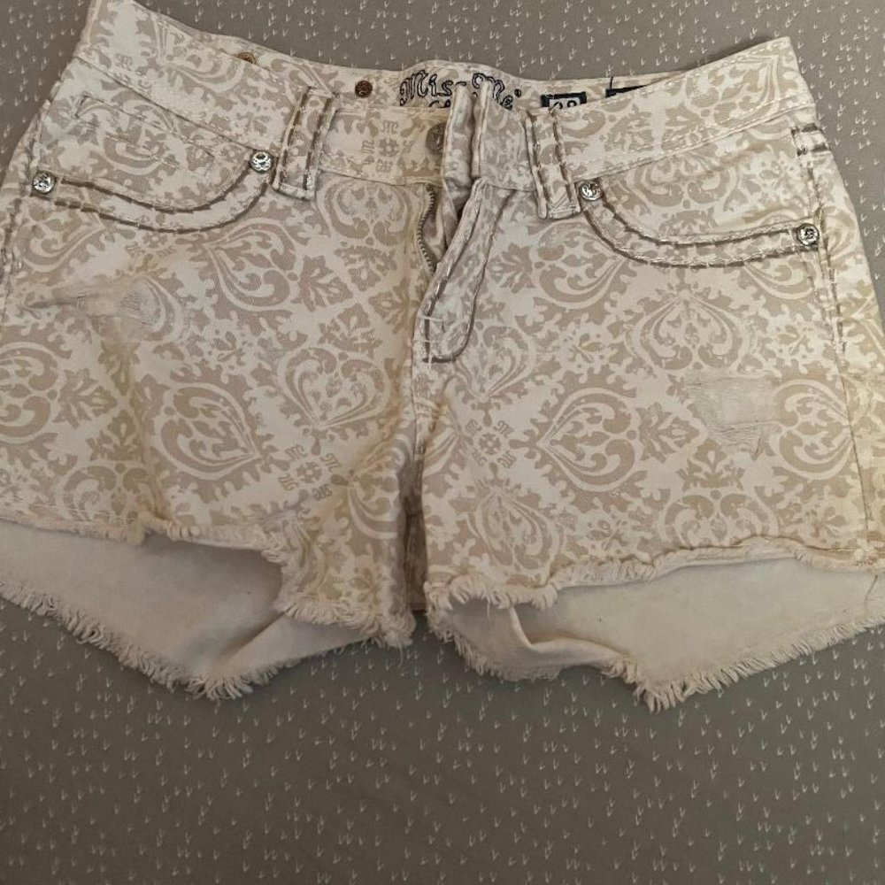 MISS ME SHORTS. SIZE 28.CREAM, BEIGE.